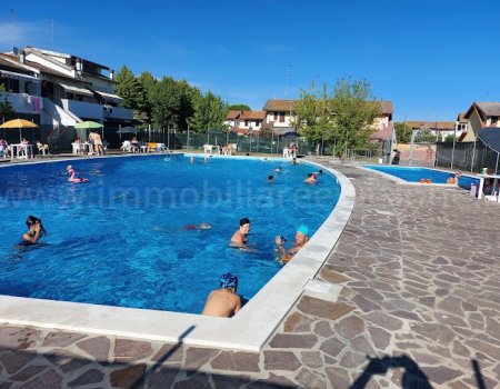 Villetta verticale in vendita con ampio giardino di proprietà nel residence parco del sole al lido degli scacchi